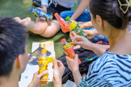 Không chỉ giải khát ngày hè nắng nóng mà còn có cơ hội trúng hàng trăm ngàn giải thưởng giá trị từ chương trình Xé ngay trúng liền. (Nguồn: Vietnam+)