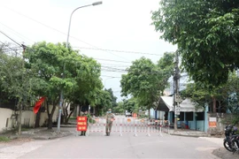 Khu vực phong tỏa tạm thời đường Phù Đổng Thiên Vương, thành phố Đông Hà ngày 10/5. (Ảnh: Nguyên Lý/TTXVN)