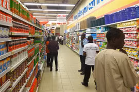 Người dân mua sắm tại một siêu thị Shoprite ở Kano, Nigeria ngày 20/3/2014. (Ảnh: AFP/TTXVN)