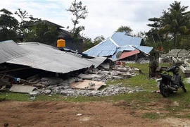 Hiện trường đổ nát sau vụ động đất có độ lớn 6,5 ở Ambon, đảo Maluku, Indonesia ngày 26/9/2019. (Ảnh: AFP/TTXVN)