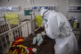 Điều trị cho bệnh nhân nhiễm COVID-19 tại bệnh viện ở Bogor, Indonesia, ngày 23/6/2021. (Ảnh: AFP/TTXVN)