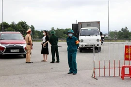 Lực lượng chức năng yêu cầu người dân không vào thành phố Hà Tĩnh khi không cần thiết. (Ảnh: Công Tường/TTXVN)