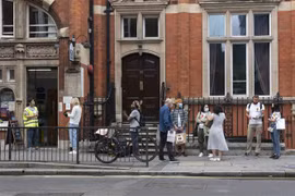 Người dân chờ tiêm chủng vaccine ngừa COVID-19 tại London, Anh, ngày 17/6/2021. (Ảnh: THX/TTXVN)