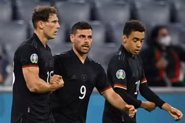 Trung vệ Leon Goretzka (trái) ghi bàn thắng san bằng tỷ số 2-2 cho đội tuyển Đức trong trận gặp Hungary. (Ảnh: AFP/TTXVN)