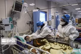 Nhân viên y tế điều trị cho bệnh nhân COVID-19 tại một bệnh viện ở Tehran, Iran. (Ảnh: IRNA/TTXVN)