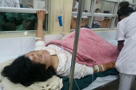 Nạn nhân vụ nổ đang cấp cứu tại bệnh viện. (Ảnh: PV/Vietnam+)