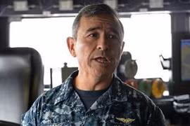 Đô đốc Harry B. Harris Jr Trả lời phỏng vấn trên tàu khu trục USS Spruance. (Nguồn: AFP)