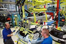 Công nhân làm việc trong một nhà máy của Mercedes-Benz tại Stuttgart. (Nguồn: Getty Images)
