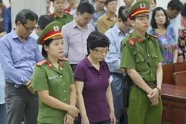 Bị cáo Châu Thị Thu Nga trước vành móng ngựa. (Ảnh: Doãn Tấn/TTXVN)