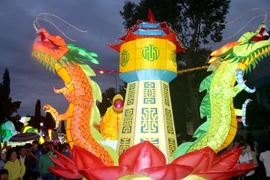 Nhiều đèn lồng lớn được chuẩn bị cho lễ rước. (Ảnh: Nguyễn Thanh/TTXVN)