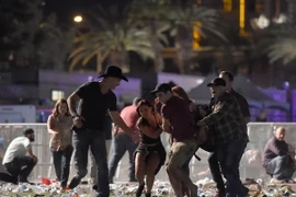 Chuyển một nạn nhân bị thương trong vụ xả súng ở Las Vegas. (Nguồn: AFP/TTXVN)