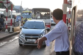 Chủ đầu tư phải xả trạm để tránh ùn tắc. (Ảnh: Công Phong/TTXVN)