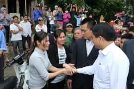 Chủ tịch thành phố Hà Nội Nguyễn Đức Chung với người dân xã Đồng Tâm. (Ảnh: Doãn Tấn/TTXVN)