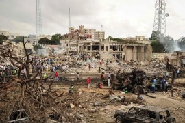 Hiện trường vụ đánh bom đẫm máu ở Mogadishu. (Nguồn: AFP/TTXVN)