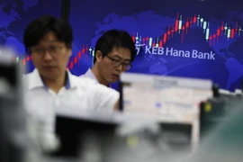 Giao dịch viên làm việc tại Ngân hàng Hana, Seoul, Hàn Quốc. (Nguồn: EPA/TTXVN)