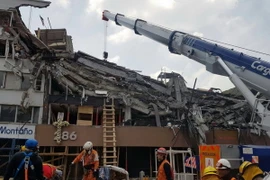 Lực lượng cứu hộ tìm kiếm các nạn nhân sau trận động đất ở Mexico City. (Nguồn: AFP/TTXVN)