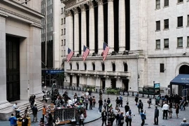 Người dân Mỹ tại trung tâm tài chính Manhattan, New York. (Nguồn: AFP/TTXVN)