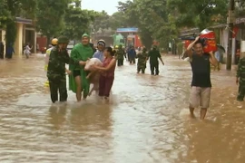 Các chiến sỹ Bộ chỉ huy Quân sự tỉnh Thanh Hóa giúp dân sơ tán tài sản. (Ảnh: Trịnh Duy Hưng/TTXVN)