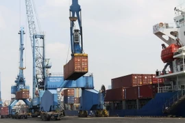 Bốc xếp container tại Cảng Sài Gòn. (Ảnh: Thanh Vũ/TTXVN)