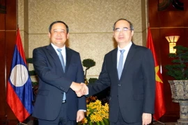 Bí thư Thành ủy Thành phố Hồ Chí Minh Nguyễn Thiện Nhân tiếp Phó Thủ tướng Lào Sonesay Siphandone. (Ảnh: Thanh Vũ/TTXVN)