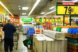 Người dân mua sắm hàng hóa tại siêu thị ở Montebello, California, Mỹ. (Nguồn: AFP/TTXVN)