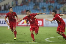 Tiền đạo Thanh Trung (giữa) và đồng đội trong trận đấu với Campuchia tại Vòng loại Asian Cup 2019. (Ảnh: Quốc Khánh/TTXVN)