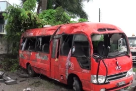 Chiếc xe khách gây tai nạn. (Ảnh: Thanh Sang/TTXVN)