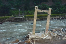 Cầu Búng Tau tại Trạm Tấu bị lũ cuốn trôi hoàn toàn. (Ảnh: Tuấn Anh/Vietnam+)
