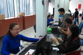 Hành khách đến mua vé tàu Tết 2018 tại ga Sài Gòn. (Ảnh: Hoàng Hải/TTXVN)