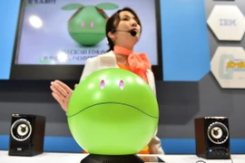 Robot giao tiếp Gundam Concierge Haro được giới thiệu tại Triển lãm CEATEC 2017. (Nguồn: AFP/TTXVN)