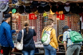 Hàng hóa được bày bán tại một khu chợ ở quận Notting Hill, London. (Nguồn: AFP/TTXVN)