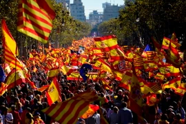 Người dân tham gia tuần hành cuộc tuần hành ủng hộ Tây Ban Nha thống nhất tại Barcelona. (Nguồn: AFP/TTXVN)