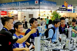 Khách tham quan triển lãm. (Ảnh: Thế Anh/TTXVN)