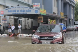 Mưa to khiến tuyến đường Trần Phú, thành phố Vinh ngập sâu trong nước. (Ảnh: Bích Huệ/TTXVN)