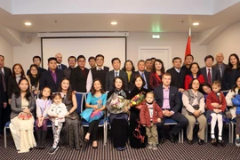 Phó Chủ tịch nước Đặng Thị Ngọc Thịnh với cán bộ, nhân viên Đại sứ quán Việt Nam tại Thụy Điển kiêm nhiệm Latvia và đại diện cộng đồng người Việt Nam tại Latvia. (Ảnh: Doãn Tấn/TTXVN)