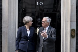 Chủ tịch Ủy ban châu Âu (EC) Jean-Claude Juncker (phải) và Thủ tướng Anh Theresa May (trái) trong cuộc gặp tại London hồi tháng 4/2017. (Nguồn: AFP/TTXVN)