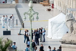 Cảnh sát Pháp điều tra tại hiện trường vụ tấn công ở Marseille. (Nguồn: AFP/TTXVN)