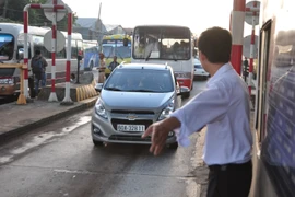 Chủ đầu tư phải xả trạm để tránh ùn tắc. (Ảnh: Công Phong/TTXVN)