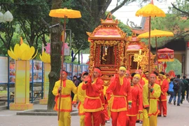 Đoàn rước tiến vào sân chùa Côn Sơn. (Ảnh: Mạnh Minh/TTXVN)