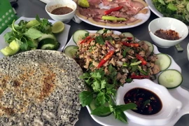 Món vả trộn tôm thịt, đặc sản xứ Huế. (Ảnh: Quốc Việt/TTXVN)