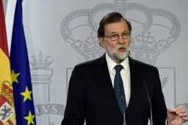 Thủ tướng Tây Ban Nha Mariano Rajoy phát biểu với báo giới tại Madrid. (Nguồn: AFP/TTXVN)