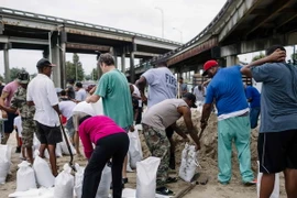 Người dân chuẩn bị những bao cát trước khi bão Nate đổ bộ vào New Orleans. (Nguồn: AFP/TTXVN)