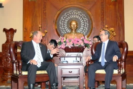 Bí thư Thành ủy TP.HCM Nguyễn Thiện Nhân tiếp ông Ted Yoho. (Ảnh: Thanh Vũ/TTXVN)