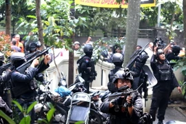 Cảnh sát chống khủng bố Indonesia trong một vụ đấu súng. (Nguồn: THX/TTXVN)