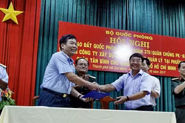Nghi thức trao biên bản bàn giao đất quốc phòng giữa đại diện Quân chủng Phòng không-Không quân và UBND Thành phố Hồ Chí Minh. (Ảnh: Thế Anh/TTXVN)