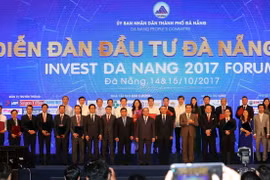 Thủ tướng Nguyễn Xuân Phúc với các đại biểu, doanh nghiệp tại diễn đàn đầu tư Đà Nẵng năm 2017. (Ảnh: Trần Lê Lâm/TTXVN)