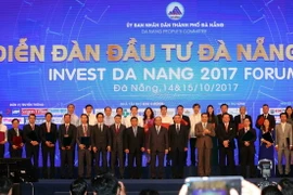 Thủ tướng Nguyễn Xuân Phúc với các đại biểu, doanh nghiệp tại diễn đàn đầu tư Đà Nẵng năm 2017. (Ảnh: Trần Lê Lâm/TTXVN)