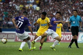 Pha tranh bóng giữa cầu thủ hai đội. (Ảnh: Thanh Tùng/TTXVN)