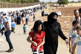Người tị nạn Syria băng qua cửa khẩu Oncupinar để về quê nhà. (Nguồn: AFP/TTXVN)