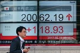 Bảng tỷ giá chứng khoán tại sàn giao dịch chứng khoán Tokyo, Nhật Bản. (Nguồn: AFP/TTXVN)